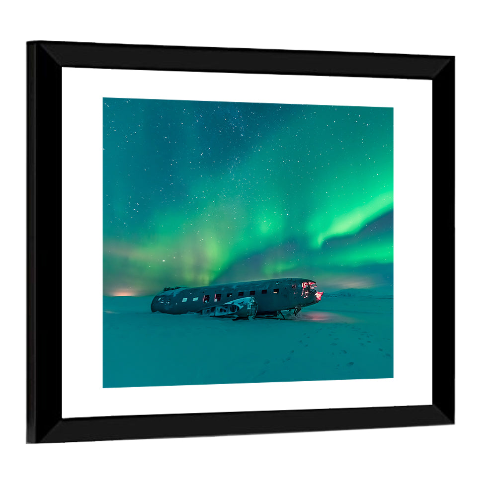 Northern Lights Over Sólheimasandur Wreck Wall Art